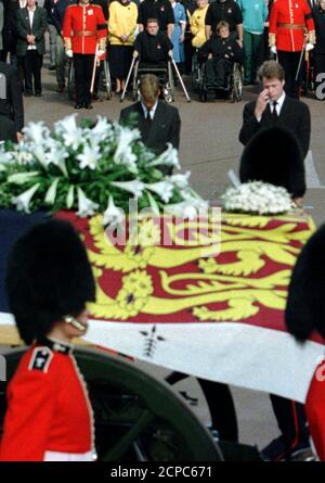 Princess Diana Princess of Wales Funeral passes Buckingham Palace 6th ...