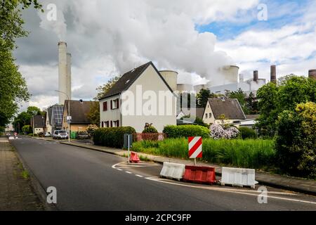 Residential buildings in front of RWE Niederaussem lignite power station, North Rhine-Westphalia, Germany Stock Photo