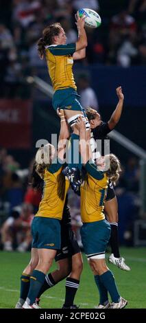 New Zealand's Julie Ferguson and Australia's Sel Tranter (top) jump to catch the ball from the lineout during their IRB Rugby World Cup Sevens final in Dubai March 7, 2009. REUTERS/Jumana El Heloueh (UNITED ARAB EMIRATES SPORT RUGBY)
