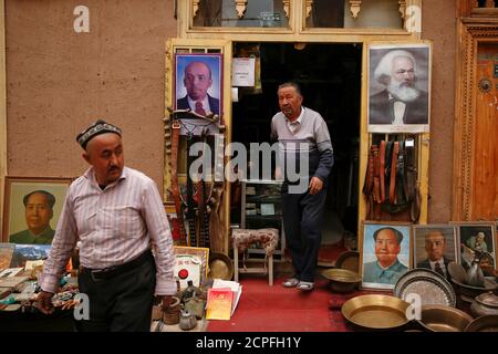 Portraits of China's late Chairman Mao Zedong, Soviet state founder Vladimir Lenin and German philosopher Karl Marx are displayed outside an antique shop in the old town in Kashgar, Xinjiang Uighur Autonomous Region, China, March 22, 2017.  REUTERS/Thomas Peter SEARCH 'XINJIANG PETER' FOR THIS STORY. SEARCH 'WIDER IMAGE' FOR ALL STORIES.
