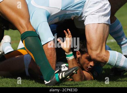 South Africa's Robert Ebersohn struggles for the ball during their quarter-final match against Argentina on the final day of the IRB Rugby World Cup Sevens in Dubai, March 7, 2009. REUTERS/Jumana El Heloueh (UNITED ARAB EMIRATES SPORT RUGBY)