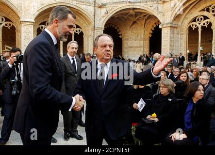 King Filipe VI of Spain shakes hands with Joao Soares, the son of Mario Soares, during the funeral ceremony for former Portuguese president and prime minister Mario Soares in the courtyard of the Jeronimos Monastery in Lisbon, Portugal January 10, 2017. REUTERS/Antonio Pedro Santos/POOL