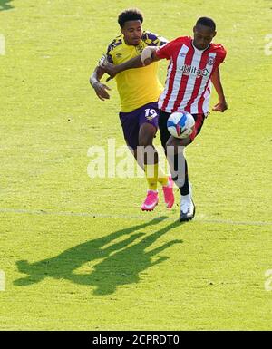 Brentford's Ethan Pinnock (right) and Huddersfield Town's Josh Koroma battle for the ball during the Sky Bet Championship match at the Brentford Community Stadium, London. Stock Photo