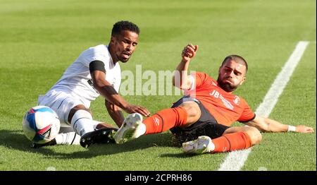 Derby County's Nathan Byrne (left) and Luton Town's Elliot Lee battle for the ball during the Sky Bet Championship match at Kenilworth Road, Luton. Stock Photo