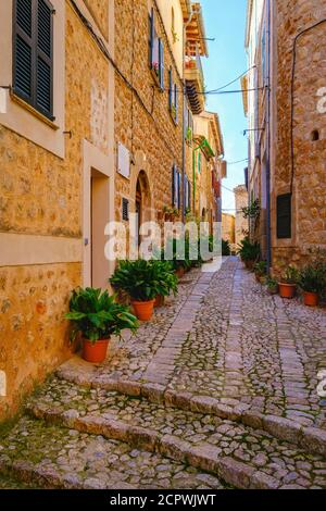 Alley in Fornalutx, Serra de Tramuntana, Mallorca, Balearic Islands, Spain Stock Photo