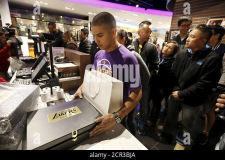 lakers store staples center