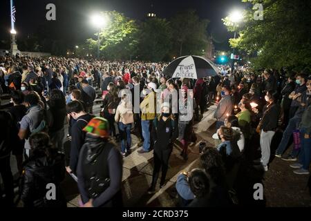 Hundreds of people gather to pay respects to Supreme Court Justice Ruth ...