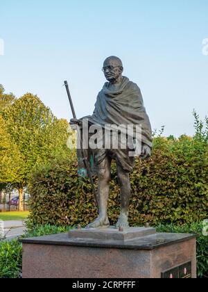 Bronze Statue of Mahatma Gandhi, by Ram and Anil Sutar. Cardiff Bay, Cardiff, South Wales, United Kingdom. Stock Photo