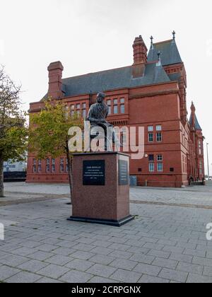 Memorial Statue of for Welsh actor, singer and composer IVOR NOVELLO in Cardiff BAY, Cardiff, Wales, UK Stock Photo