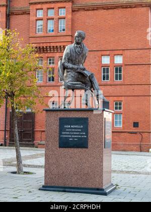 Memorial Statue of for Welsh actor, singer and composer IVOR NOVELLO in Cardiff BAY, Cardiff, Wales, UK Stock Photo