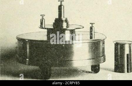 . Radium; la radioactivité et les radiations, les sciences qui s'y rattachent et leurs applications . .. It. t.anipludlmesure te ratoi leiit au travers dune leiiitle datimiiuiuin. II est possilile ipie tes ilillerenees oldeniies par les deux epé-rinieiitalioiis puissent sexptnpier par iH lait si les sultstunce»lnirttint ite&gt; ravoiis lortenient atisorluilites. Condensateur pour mesures électrostatiques. 143 Condensateur pour mesures électrostatiques Par M. MOULIN et Ch. BEAUDOUIN [Labuialuire ilc jilibit(UL ^éiurulc. — liojlc de I*liv&gt;ii|uo cl de l^hiniie.] Ce coiidiiisateur est dcstii Stock Photo