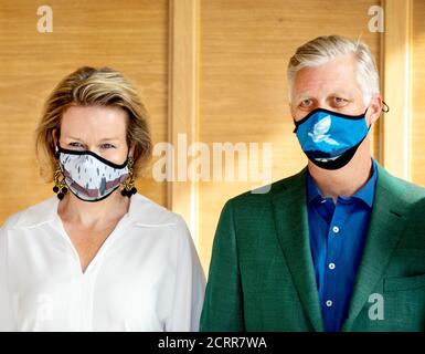 Brussel, Belgium. 20th Sep, 2020. King Filip and Queen Mathilde of Belgium at the Huis van de Europese geschiedenis in Brussel, on September 20, 2020, they make a bike ride on the occasion of the Car Free Sunday in Brussels Credit: Albert Nieboer/ Netherlands OUT/Point De Vue Out |/dpa/Alamy Live News Stock Photo