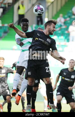 20 September 2020, Bavaria, Fürth: Football: 2nd Bundesliga, SpVgg Greuther Fürth - VfL Osnabrück, 1st matchday, at the Ronhof Thomas Sommer sports park. Hans Nunoo Sarpei (l) from Fürth fights for the ball with David Blacha from VfL Osnabrück. Photo: Daniel Karmann/dpa - IMPORTANT NOTE: In accordance with the regulations of the DFL Deutsche Fußball Liga and the DFB Deutscher Fußball-Bund, it is prohibited to exploit or have exploited in the stadium and/or from the game taken photographs in the form of sequence images and/or video-like photo series. Stock Photo