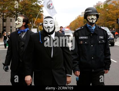Protesters wearing Guy Fawkes masks march up the center of Pennsylvania Avenue with the U.S. Capitol in the background during a demonstration by supporters of the Anonymous movement as part of the global 'Million Mask March' protests in Washington November 5, 2013. The rally coincides with Guy Fawkes Day, which marks the unsuccessful attempt to blow up the British Parliament in 1605. REUTERS/Jim Bourg (UNITED STATES - Tags: CIVIL UNREST POLITICS)