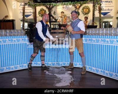 Berlin, Germany. 19th Sep, 2020. Björn Schwarz (l), innkeeper at the Hofbräuhaus in Berlin, and boxer Axel Schulz at the traditional draught beer tapping at the Hofbräu Inn on Alexanderplatz in Berlin Mitte. Credit: XAMAX/dpa/Alamy Live News Stock Photo