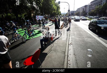 Stuttgart, Germany. 20th Sep, 2020. Participants of a family bike demonstration will ride their bikes in the city centre on the B14 main road. The participants of the demonstration call for 'a new traffic policy so that children can cycle safely and independently in the cities'. Credit: Christoph Schmidt/dpa/Alamy Live News Stock Photo