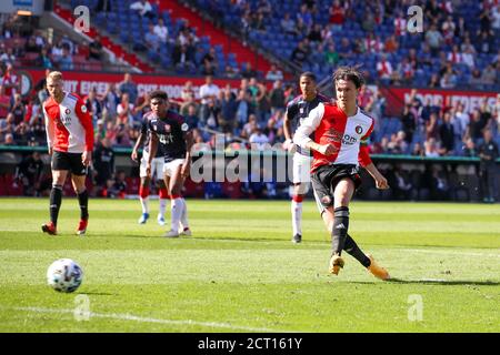 ROTTERDAM, NETHERLANDS - SEPTEMBER 20: Steven Berghuis of Feyenoord scores from the penalty spot during the eredivisie match between Feyenoord and FC Twente at stadium De Kuip on september 20, 2020 in Rotterdam, Netherlands.  *** Local Caption *** Steven Berghuis Stock Photo