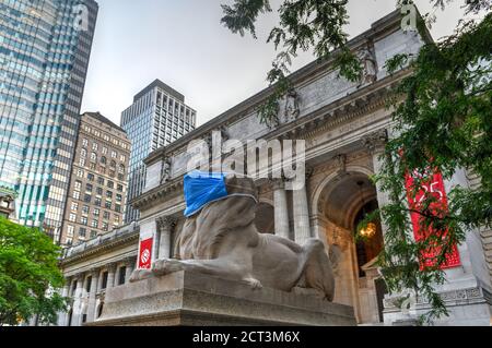 New York, NY / USA - July 2, 2020: The New York Public Library's stone lions Patience and Fortitude have donned face masks to remind New Yorkers to we Stock Photo