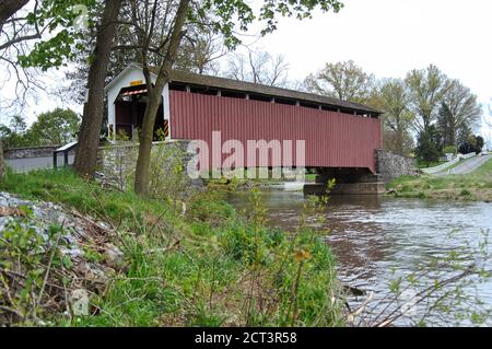 Side view of Erb's Mill Covered Bridge, which stretches over Hammer Creek Stock Photo