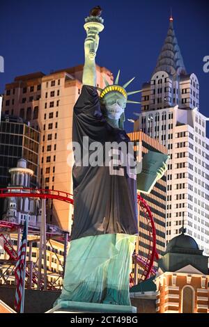 Lady Liberty sports Raiders jersey on Las Vegas Strip for inaugural season