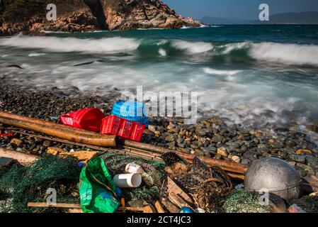 Beach covered in plastic rubbish (Lap Sap Wan), New Territories, Hong Kong, China Stock Photo