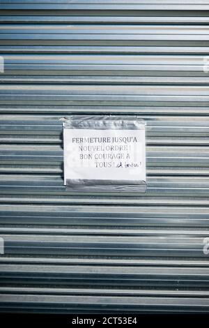 Handwritten Closed Sign Handwritten closed sign on a shop window with reflections Stock Photo ...