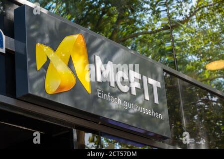 Berlin, Deutschland. 17th Sep, 2020. Berlin, Germany September 17, 2020: Symbolbilder - 2020 Mc Fit, McFit, Logo, Lettering, Feature/Symbol/Symbolfoto/characteristic/Detail/| usage worldwide Credit: dpa/Alamy Live News Stock Photo