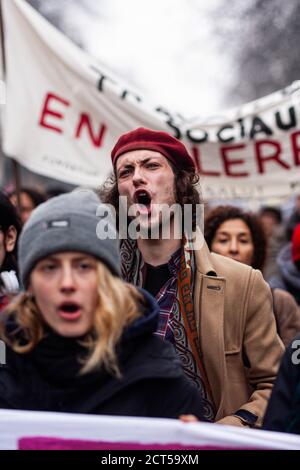 Un jeune homme scandant durant la manifestation contre la réforme des retraites à Paris en janvier 2020. Stock Photo