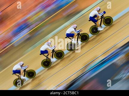THE MENS TEAM PURSUIT CYCLISTS OF GREAT BRITAIN BREAK THE WORLD RECORD. LONDON 2012 OLYMPICS. PICTURE CREDIT : Ì MARK PAIN / ALAMY Stock Photo