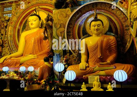 Sri Lanka Colombo - Old Buddhist temple Gangaramaya Buddha statues Stock Photo