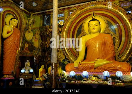 Sri Lanka Colombo - Old Buddhist temple Gangaramaya Huge Buddha statues Stock Photo