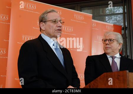 Austin, Texas, USA. 24th Mar, 2007. Watergate journalists BOB WOODWARD, l, and CARL BERNSTEIN, talk with reporters at the University of Texas where the papers of Mark Felt (aka Deep Throat) were made available to researchers March 23, 2007. The legendary pair donated Watergate archives to the Harry Ransom Center in 2006. © Bob Daemmrich Credit: Bob Daemmrich/ZUMA Wire/Alamy Live News Stock Photo