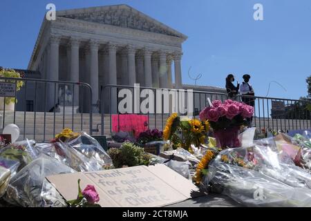 Washington, United States. 21st Sep, 2020. A view of a sign placed in front of US Supreme Court during a vigil honoring the life of the late Supreme Court Justice Ruth Bader Ginsburg.Dozens of people lay flowers and pay respects for the death of the US Supreme Court of Justice Ruth Bader Ginsburg. Credit: SOPA Images Limited/Alamy Live News Stock Photo