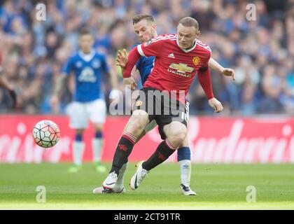 WAYNE ROONEY BATTLES WITH TOM CLEVERLEY  EVERTON v MANCHESTER UTD FA Cup Semi Final - Wembley.  Copyright Picture : Mark Pain 23/04/2016 Stock Photo