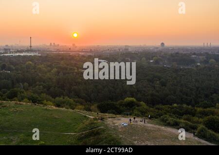 Berlin, Germany. 22nd Sep, 2020. People watch the sunrise over Berlin on the Drachenberg. (Aerial view with a drone) Credit: Christophe Gateau/dpa/Alamy Live News