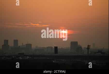 Berlin, Germany. 22nd Sep, 2020. The sun rises behind the Berlin skyline. Credit: Christophe Gateau/dpa/Alamy Live News