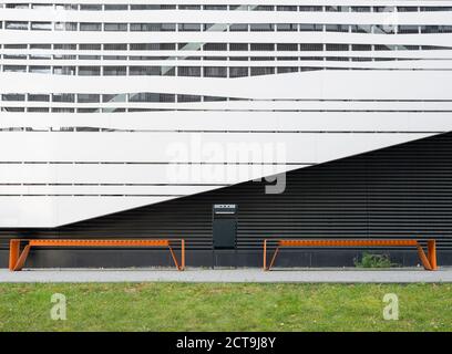 Germany, North Rhine-Westphalia, Aachen, RWTH Aachen University, facade of the auditorium building, benches Stock Photo