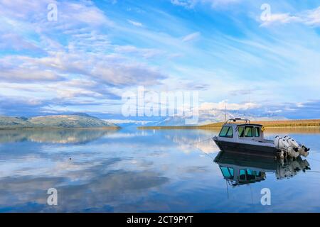 USA, Alaska, Katmai Nationalpark, King Salmon, Motorboat on Naknek Lake Stock Photo