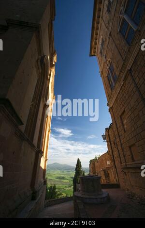 Italy, Tuscany, Pienza, Palazzo Piccolomini and Cathedral Santa Maria Assunta, left Stock Photo