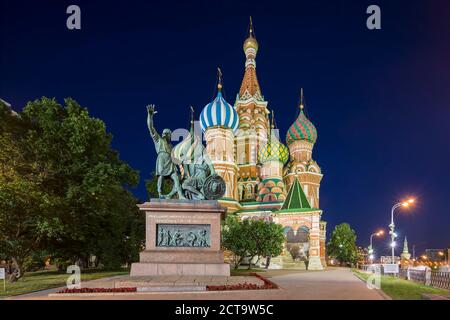 Russia, Central Russia, Moscow, Red Square, Saint Basil's Cathedral and Monument to Minin and Pozharsky at night Stock Photo