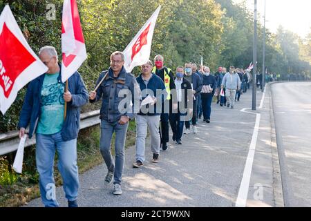 Kiel, Germany. 22 September 2020, Schleswig-Holstein, Kiel: Employees of Stadtwerke Kiel walk the streets during a demonstration of human chains. The warning strikes announced by the federal government and local authorities in several federal states began on Tuesday. With the warning strikes, the union wants to use the strikes to underline its wage demands in the ongoing wage dispute with the federal government and municipalities. Credit: dpa picture alliance/Alamy Live News Stock Photo