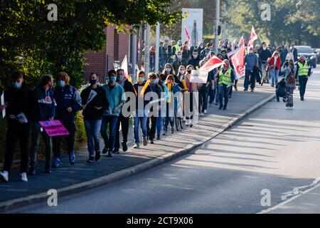 Kiel, Germany. 22 September 2020, Schleswig-Holstein, Kiel: Employees of Stadtwerke Kiel walk the streets during a demonstration of human chains. The warning strikes announced by the federal government and local authorities in several federal states began on Tuesday. With the warning strikes, the union wants to use the strikes to underline its wage demands in the ongoing wage dispute with the federal government and municipalities. Credit: dpa picture alliance/Alamy Live News Stock Photo