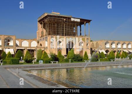 Iran, Isfahan Province, Isfahan, Ali Qapu palace at Meidan-e Emam, Naqsh-e Jahan, Imam Square Stock Photo