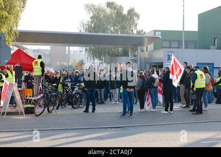 Kiel, Germany. 22 September 2020, Schleswig-Holstein, Kiel: Employees of Stadtwerke Kiel are standing outside the company premises during a warning strike in the public sector. The warning strikes announced by the federal government and local authorities in several federal states began on Tuesday. With the warning strikes, the union intends to use the strikes to underline its wage demands in the ongoing wage dispute with the federal government and municipalities. Credit: dpa picture alliance/Alamy Live News Stock Photo