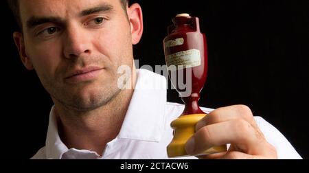 JAMES ANDERSON, THE LEADER OF ENGLANDS BOWLING ATTACK, READY TO TAKE ON THE AUSTRALIANS . PICTURE CREDIT :  © MARK PAIN / ALAMY Stock Photo