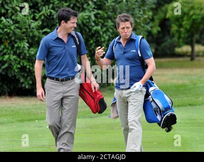 CHISWICK,LONDON,UK: JULY 16th 2010.  Tennis star Tim Henman (L) and actor Hugh Grant (R) participate in the Leuka Charity Mini-Masters Golf at the Duk Stock Photo