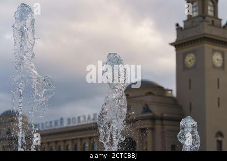 Moscow, Russia - September 9, 2020:  Kievsky railway station. Beautiful fountains and in front of it. Traveling theme. Stock Photo