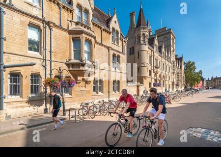 OXFORD CITY ENGLAND BALLIOL COLLEGE IN BROAD STREET WITH THE MARTYRS CROSS ON THE ROAD Stock Photo