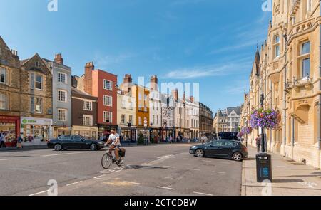 OXFORD CITY ENGLAND BALLIOL COLLEGE ON THE RIGHT IN  BROAD STREET AND ROW OF COLOURED HOUSES AND SHOPS IN SUMMER Stock Photo