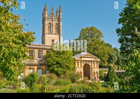 OXFORD CITY ENGLAND BOTANIC GARDENS ENTRANCE GATE MAGDALEN TOWER WITH LATE SUMMER FLOWERS PLANTS AND TREES Stock Photo